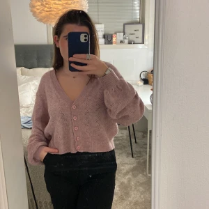 Stickad kofta - En super fin stickad kofta från bikbok! Passar även nån som har S och den är använd 1 gång❤️