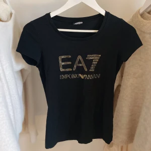 Armani t-shirt - T-shirt från Armani, köpt i Italien för 3 år sedan men knappt använd då det ej är min stil.  Stl XS-S tror jag, sitter som det! Väldigt skönt, mjukt material. 