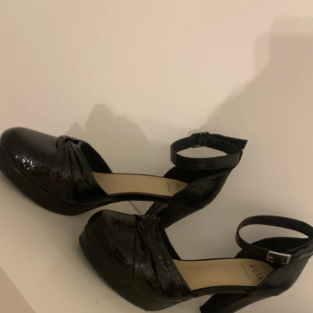 Storlek på skorna är 39. Jag säljer de för ca 130 kr.  Faktiskt helt oanvända skor från butiken - DinSko - Dem är köpta i somras men de kom aldrig till användning, men någon av er kanske är i behov utav dem!💛. Skor.