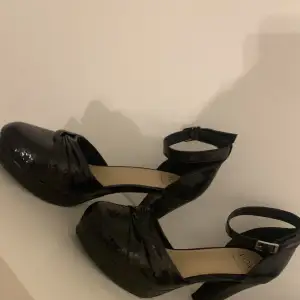 Storlek på skorna är 39. Jag säljer de för ca 130 kr.  Faktiskt helt oanvända skor från butiken - DinSko - Dem är köpta i somras men de kom aldrig till användning, men någon av er kanske är i behov utav dem!💛