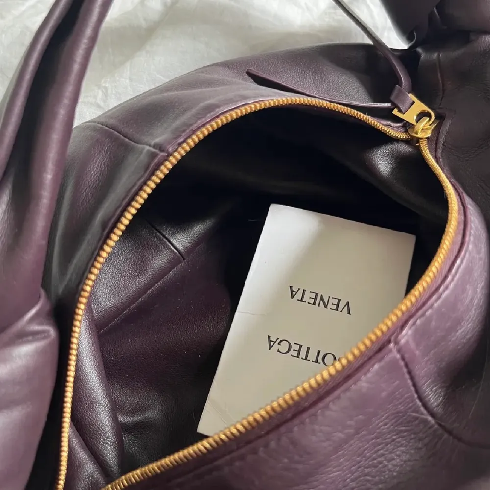 Bottega Veneta double knot i färgen GRAPE. Endast använd ett fåtal gånger, så gott som ny. (Äkthetstag och orderkvitto finns) - nypris ca 18.000. Accessoarer.