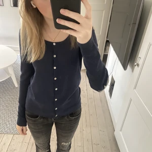 Culture kofta - Säljer denna fina kofta från Culture med stjärnor på armbågarna i storlek S