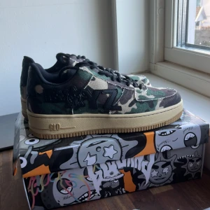 Chief keef skor - Helt oanvända camo glory 1’s i strl US6 (eu38-39) Säljer pga fel storlek och svindyr retur. Ett extra par skosnören (gröna) och boxen ingår.