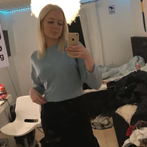 Säljer blå stickad tröja  - Säljer min blåa stickade tröja för att den tyvärr inte kommer till användning, sparsamt använda och fint skick! 