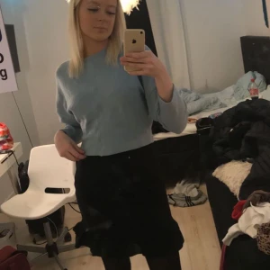 Säljer svart volang kjol  - Säljer nu min svarta volang kjol för att den inte kommer till användning tyvärr, fint skick! Skriv privat för fler bilder, pris kan även diskuteras 