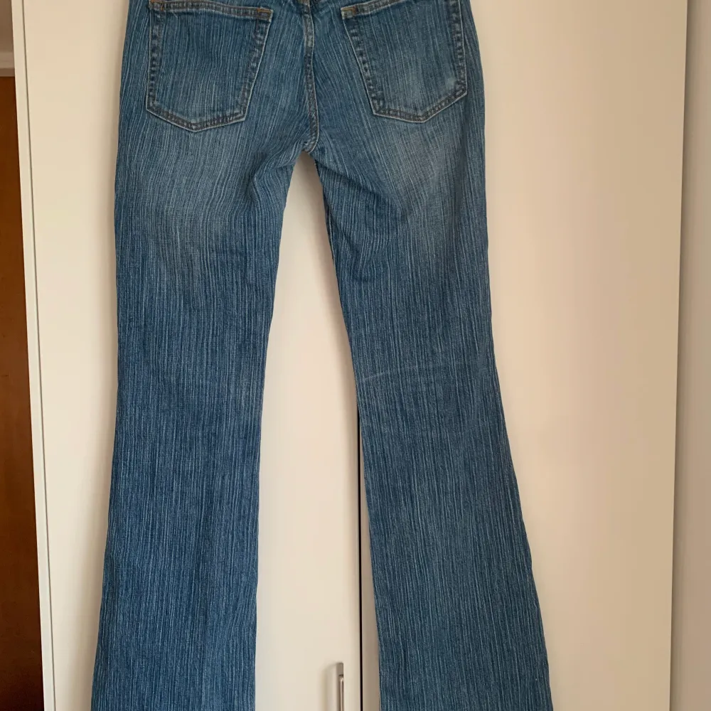 Populära jeans från brandy melville. Storlek one size men passar nog 34-36/s-m. Skriv för fler bilder eller frågor.. Jeans & Byxor.