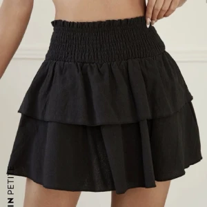 Volangkjol - Köpt oanvänd här på plick, jag har endast testat den. Skriv för fler bilder eller frågor. Frakt tillkommer💕