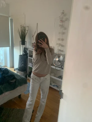 Miss me jeans - Jättefina miss me jeans lågmidjade i vit med coola detaljer på bakfickorna💋💋 Kom privat eller kmt för fler frågor angående jeansen!!