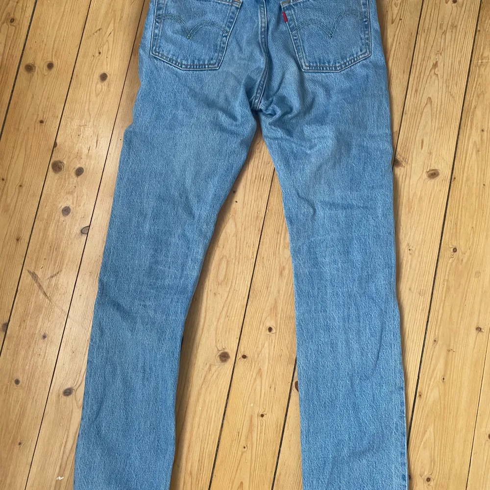 Straight Levisjeans med medelhög midja. Använda ex antal gånger men fortfarande i gott skick. Är 175 cm och storleken är W25 L32. Jeans & Byxor.