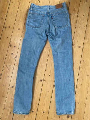 Levis 501’s - Straight Levisjeans med medelhög midja. Använda ex antal gånger men fortfarande i gott skick. Är 175 cm och storleken är W25 L32