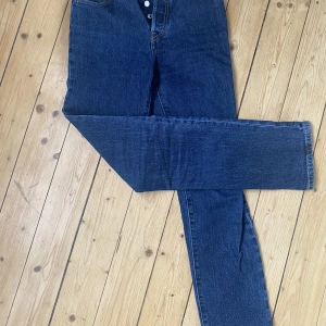 Levis 501’s - Straight Levis jeans med medelhögmidja. Endast använda ex antal gånger så är i mycket gott skick. Är 175 cm och storleken är W25 L32. 