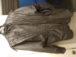 Vintage läderjacka  - Grå läderjacka med snygga egna detaljer 