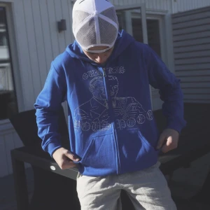 Blå zip hoodie - Funderar på att sälja denna gurkis x youspooo hoodien. Den är slutsåld. Nypris 549kr. Använd sparsamt. Säljer endast om de är ett bra pris. Storlek s men på gränsen till för liten för mig som vanligtvis har s