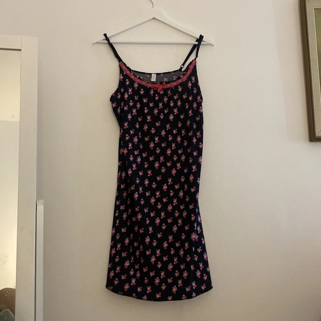 svart blommig klänning  - 91