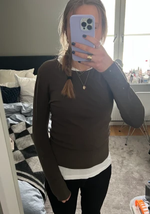 Tröja - En tröja i den perfekta grönbruna färgen. Sitter lite tightare och passar jättebra med t.ex en vit t-shirt under. Hör av dig vid frågor!