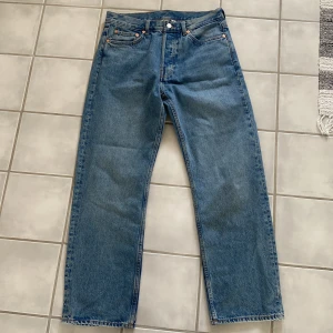 Weekday Space Jeans W30 L30 - Weekday jeans använda en gång och säljs då midjan var lite för stor för mig. Frakt ingår i priset.