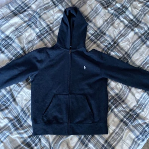 Ralph Lauren ziphoodie - Oanvänd Ralph lauren ziphoodie helt ny i mycket fint sick 