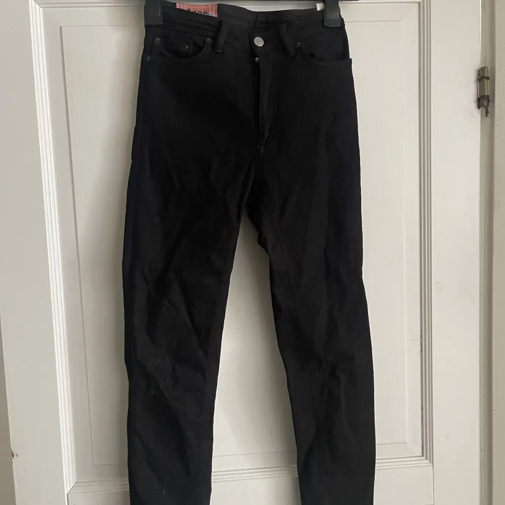 Aldrig använda Acne studios PEG jeans svarta Strl 26/32  Nypris 2300 Säljes för 300. Jeans & Byxor.
