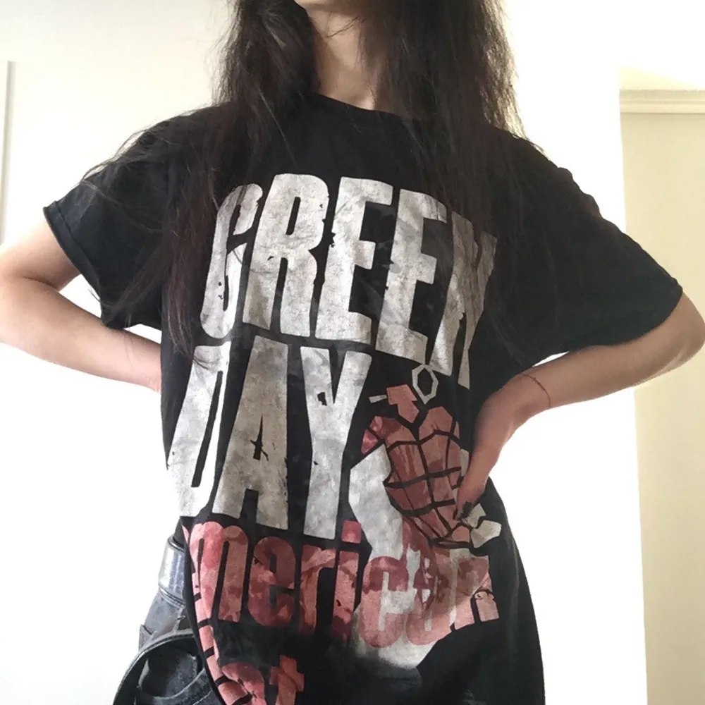 As cool Green Day tröja med american idiot tryck. Köpt för några år sedan så är lite sliten, säljer på grund av att jag inte längre lyssnar på dom. Skriv om du har några frågor eller vill ha fler bilder<3 (Pris kan diskuteras). T-shirts.