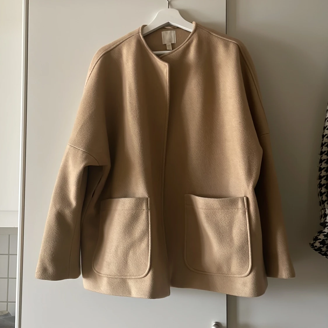 Fin beige kort kappa från hm  - 90