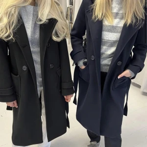 Gina long coat DesignbySi - Lång svart kappa från märket DesignbySI. Den heter ”Gina long Coat” på hemsidan🤍 Storlek XS/S. Testad en gång☁️ord pris 908kr. 