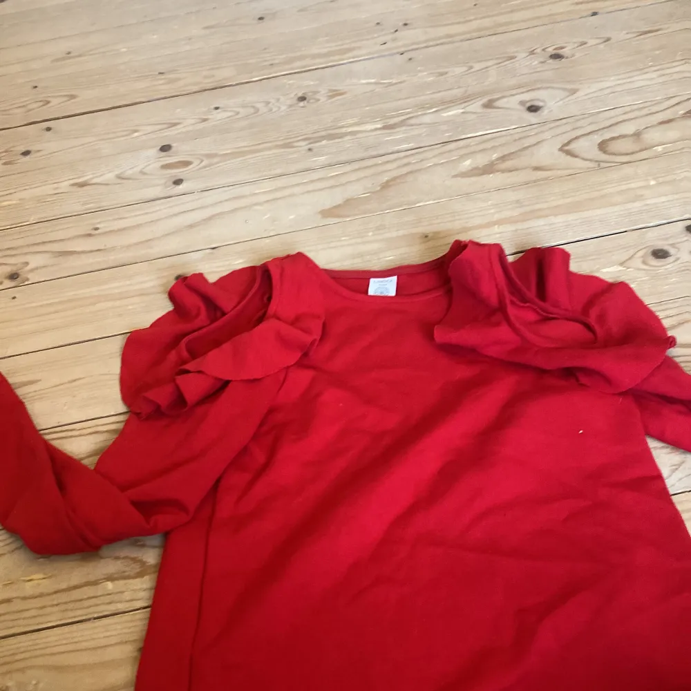 Röd blus från Lindex storlek 134/140 säljer för att den e för liten i armarna. Den är hur gullig som helst och festlig,använt den några få talsgånger❤️. Blusar.