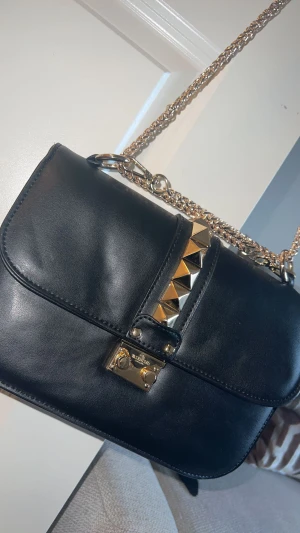 Väska  - Säljer min valentino väska använd få gånger 