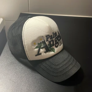 Palm Angels Keps - Sjukt snygg Palm Angels Keps. Köpt på farfetch för 2500kr. Passar alla och lätt att matcha. Säljer för 1000 kr! Pris kan diskuteras.