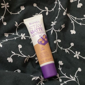 Rimmel matt foundation  - En foundation av märket Rimmel. Säljer eftersom det inte är rätt färg för mig då jag råkade köpa fel. Är i färgen sand. Köparen står för frakten ❤️