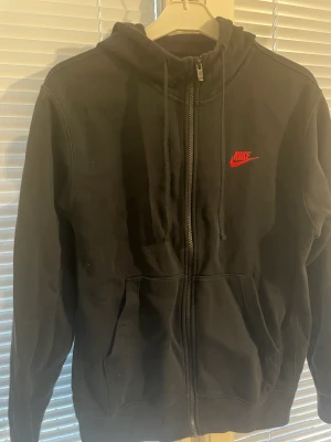 Nike hoodie storlek S passar M - Storlek S passar M och kanske L till och med den är ganska stor i storleken, Använd men är i väldigt gott skick inga fläckar eller sönder någon stans