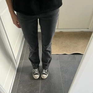 Gråa midwaist jeans! - Jätte snygga gråa Midrise jeans ifrån weekday! Modellen heter Twig. Säljer då jag tycker det är lite korta på mig, använd endast vid ett tillfälle! 💕