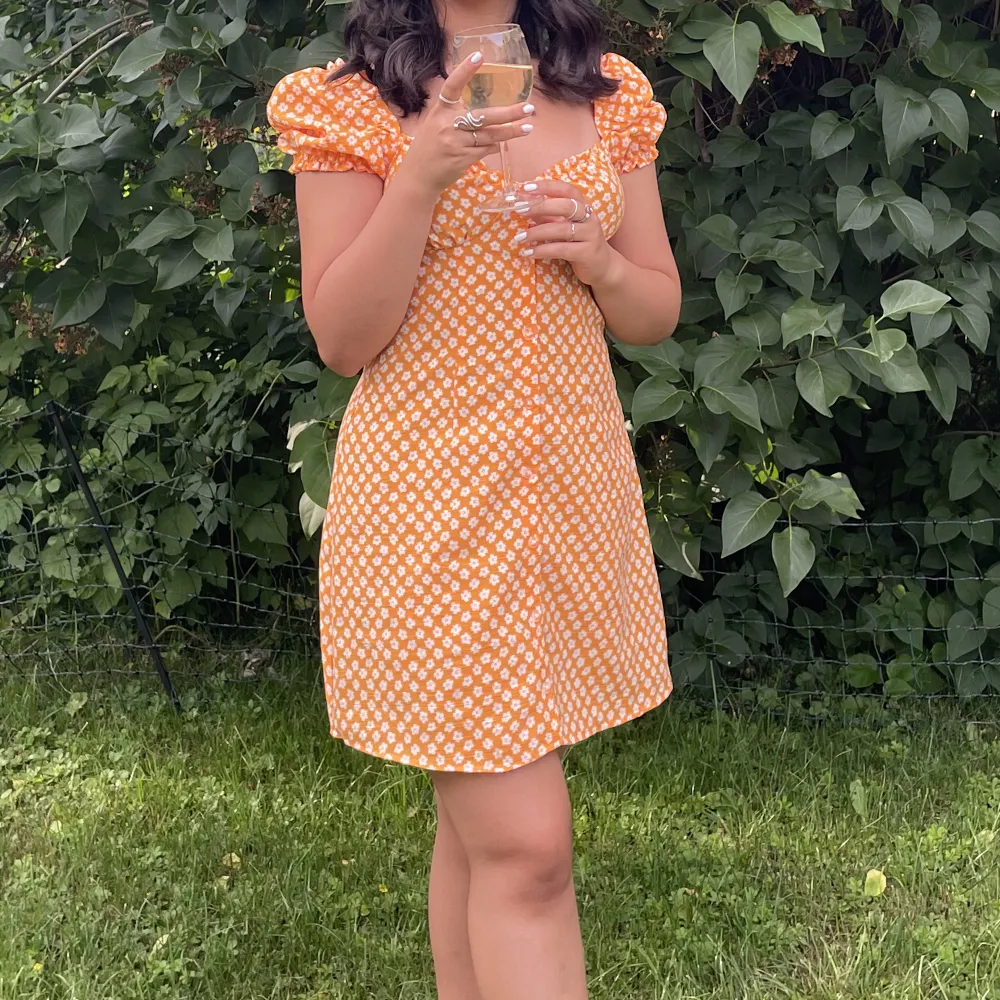 Orange blommig klänning från H&M i st 34. Bra skick och perfekt till sommaren!. Klänningar.