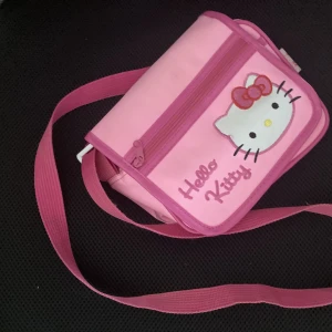 Hello kitty axelrem väska  - En fin väska i bra skick, använder dock inte. Skriv om ni har några frågor ❤️