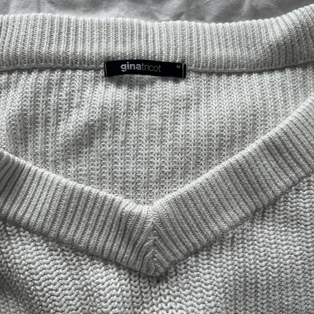En vit stickad tröja från ginatricot. Inga defekter. Den är väldigt fin då den sitter lite offshoulder. 🥰. Stickat.