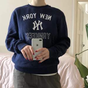 Marinblå New York Yankees sweatshirt, inga defekter har använt den 1 gång (fläckarna på första bilden e på spegeln hehe). Det står L men jag tolkar den mer som M. Skriv för fler bilder eller vid frågor!