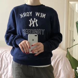 New York Yankees sweatshirt  - Marinblå New York Yankees sweatshirt, inga defekter har använt den 1 gång (fläckarna på första bilden e på spegeln hehe). Det står L men jag tolkar den mer som M. Skriv för fler bilder eller vid frågor!
