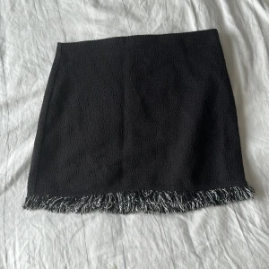 Kjol - Vill kjol med fransar nertill. Endast använd fåtal gånger. Går även att använda som topp!