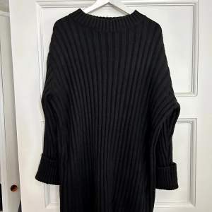Ribbstickad svart klänning från H&M. Använd ett fåtal gånger, ingenting att anmärka på. Storlek S.