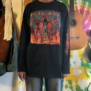 Tröja - In Flames  - En snygg In Flames tröja, säljer då ja slutat lyssna på bandet. Använd ca 1-2 ggr. Inga skavanker.