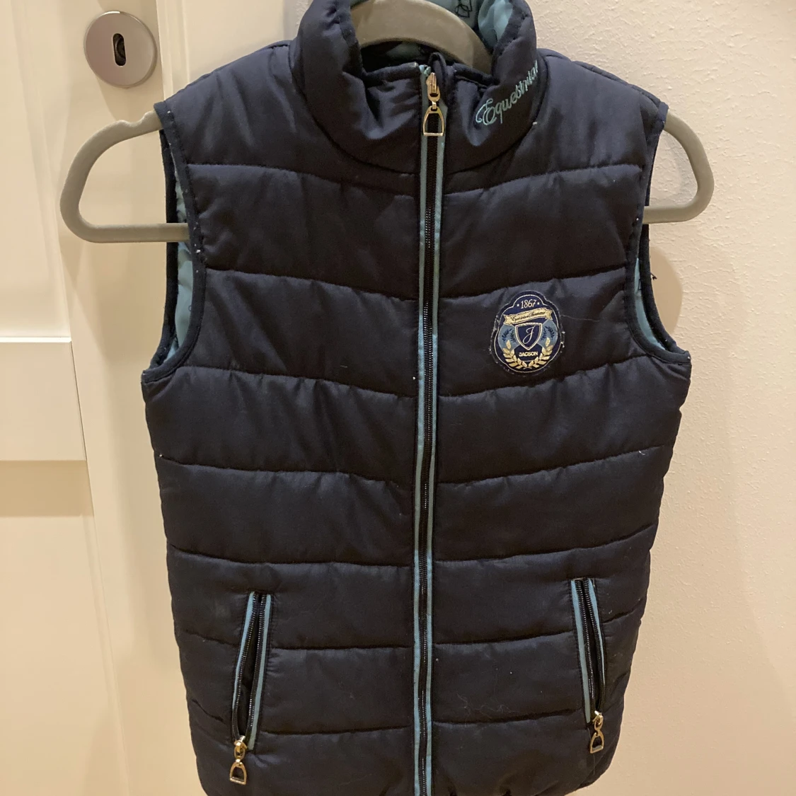 Snygg marinblå ridväst