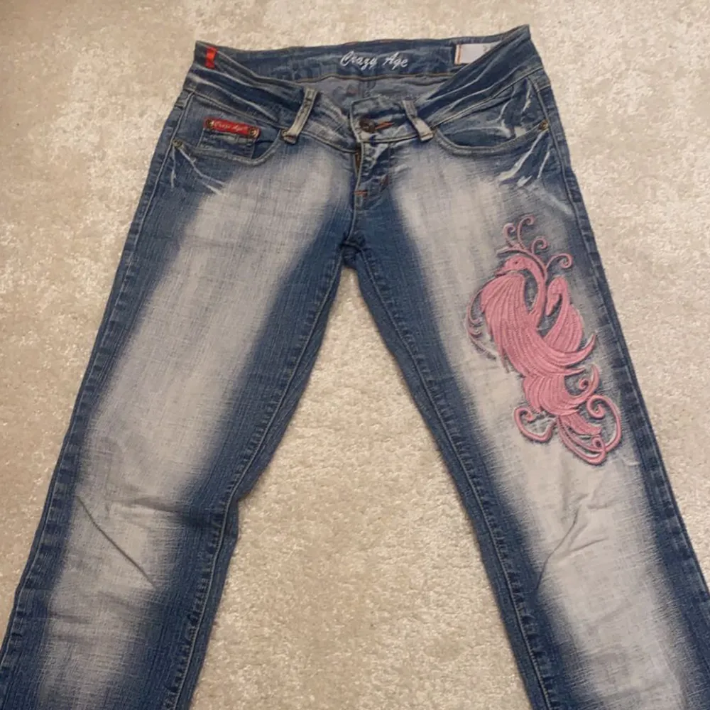 Vintage lågmidjade jeans med coola tryck fram och bak. Dragkedjan är sönder men nog inte omöjligt att fixa. Midjemåttet är ca 36 men de är väldigt stretchiga! Kom privat vid frågor 💘💘. Jeans & Byxor.