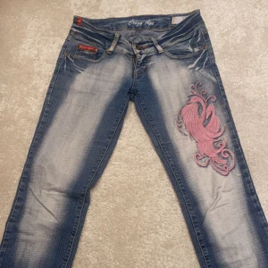 Crazy age jeans - Vintage lågmidjade jeans med coola tryck fram och bak. Dragkedjan är sönder men nog inte omöjligt att fixa. Midjemåttet är ca 36 men de är väldigt stretchiga! Kom privat vid frågor 💘💘