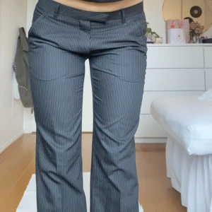 Lågmidjade kostymbyxor - Säljer dessa lågmidjade kostymbyxor eftersom de inte kommer till användning. Hon på bilden är 171 för referens💕💕