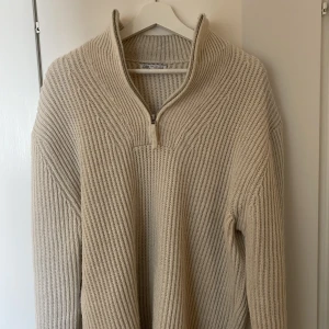 Stickad tröja - Zara zip tröja!