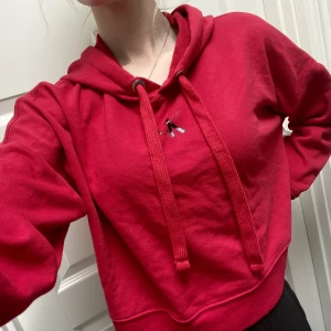 Calvin Klein - Oanvänd - Köpte tröjan i Florida, har aldrig använt den förutom i bilden. Den är en kortare modell och sitter bra.❤️Kan skicka fler bilder om det behövs.