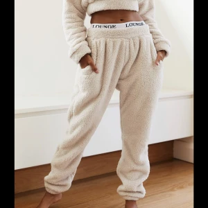 LOUNGE Underwaer Teddy joggers - Oanvända bara testade!  Färgen heter Oatmeal Cream.  Finns inte längre att köpa på hemsidan, orginalpris 600kr  Pris kan diskuteras!!