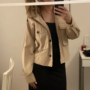 Beige vårjacka - Beige vårjacka från HM! I fint skick. 