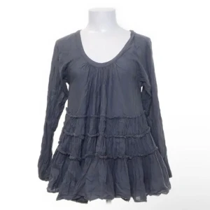 Perfekt blus - Säljer  denna ur snygga blusen! Den är så unik och otroligt snyggt till typ alla outfits? Fatta på sommaren med en jeanskjol?😍 Hör av dig ifall du har någon fråga! Priset är Prutbart 