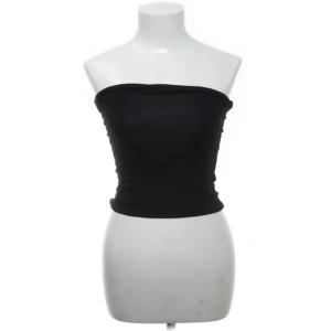 Tubtopp svart - (Lånade bilder). Köpte denna supersköna topp på Sellpy som tyvärr inte passade. Gummi-remsa upptill så att den sitter på plats 💞