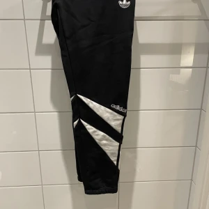 Byxa/halsduk  - Helt nya adidas träningsbyxor (L) 150kr LV halsduk helt ny oandvänd 300kr